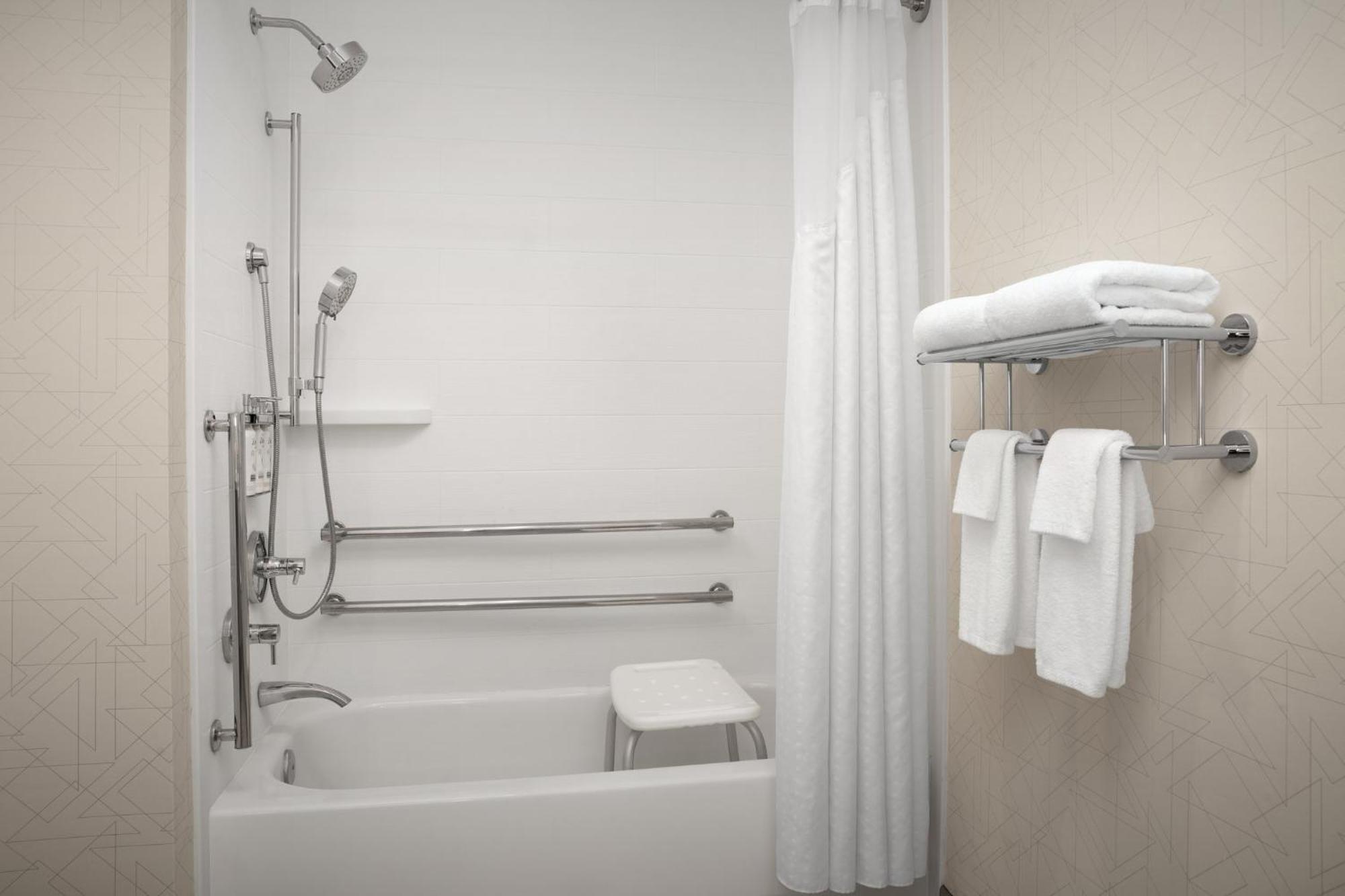 Hotel Express & By Ihg By Ihg Chambersburg
