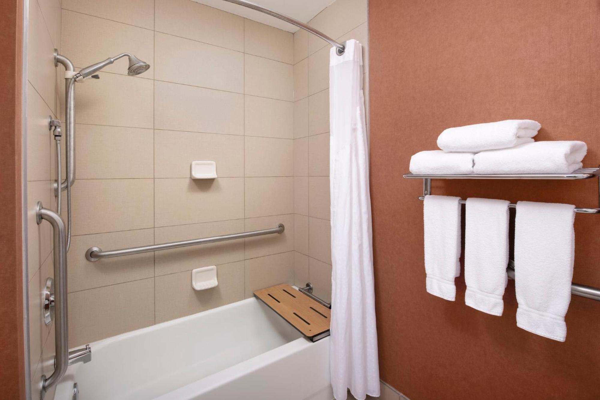 Express & By Ihg By Ihg Hotel 2*